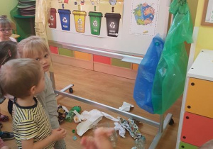 Dzieci zaraz dowiedzą się w jaki sposób segregować śmieci.